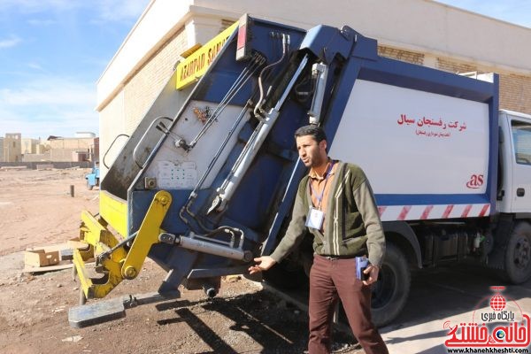 ماشین مخصوص حمل زباله های عفونی از مراکز درمانی سطح شهر و طرف قرارداد شرکت پیمانکار به ساختمان و جایگاه امحا زباله های بیمارستان علی بن ابیطالب(ع) رفسنجان