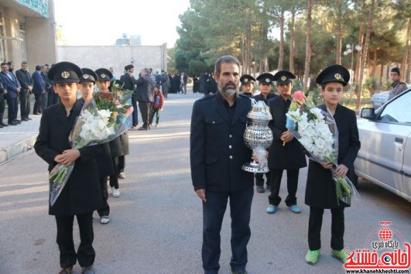  تعویض پرچم میدان امام رضا(ع) رفسنجان با حضور خادمین حرم رضوی ، کارکنان آستان قدس رضوی و مردم دلداده اهل بیت(ع)