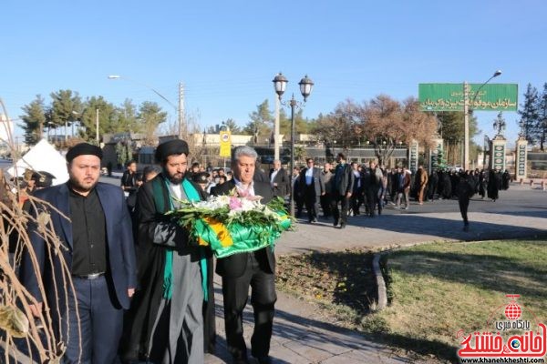  تعویض پرچم میدان امام رضا(ع) رفسنجان با حضور خادمین حرم رضوی ، کارکنان آستان قدس رضوی و مردم دلداده اهل بیت(ع)