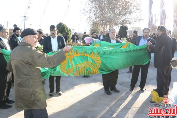  تعویض پرچم میدان امام رضا(ع) رفسنجان با حضور خادمین حرم رضوی ، کارکنان آستان قدس رضوی و مردم دلداده اهل بیت(ع)