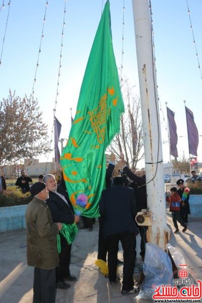  تعویض پرچم میدان امام رضا(ع) رفسنجان با حضور خادمین حرم رضوی ، کارکنان آستان قدس رضوی و مردم دلداده اهل بیت(ع)