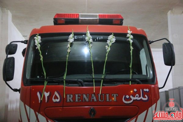 ماشین گل گرفته اتش نشانی به یاد شهدای اتش نشان در ایستگاه شماره 3 اتش نشانی رفسنجان