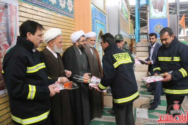 تجلیل از آتش نشانان در جمع نمازگزاران نماز جمعه این هفته با حضور حجت الاسلام والمسلمین رمضانی پور امام جمعه وسرهنگ سلطانی فرمانده سپاه رفسنجان 