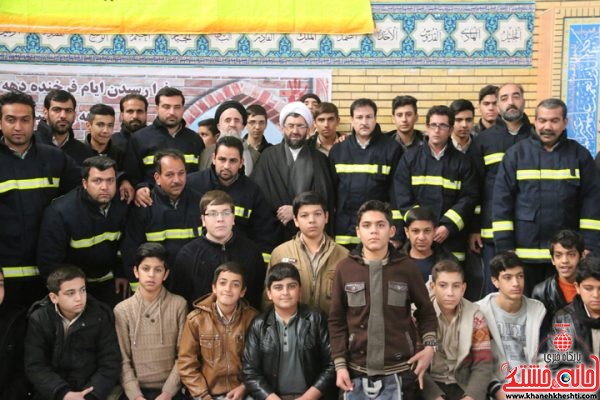 عکس یادگاری آتش نشانان و دانش آموزان شرکت کننده در نماز جمعه با حجت الاسلام رمضانی پور امام جمعه محترم شهرستان