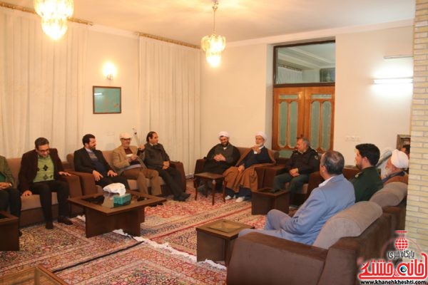 دیدار مسئولین رفسنجان با خانواده شهید محمد حسین انصاری اولین شهید انقلاب شهرستان رفسنجان