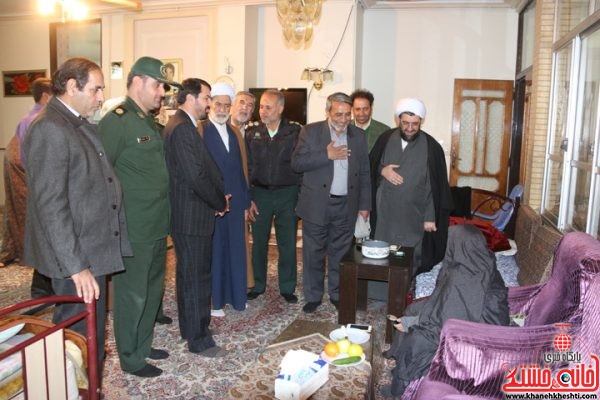دیدار مسئولین رفسنجان با خانواده شهید محمد حسین انصاری اولین شهید انقلاب شهرستان رفسنجان