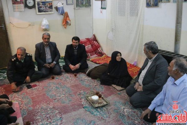 دیدار مسئولین رفسنجان با خانواده شهید شمشاد امیری از شهدای دفاع مقدس 