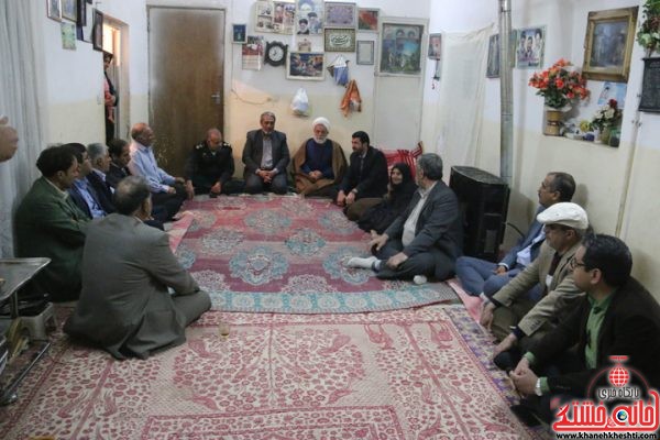 دیدار مسئولین رفسنجان با خانواده شهید شمشاد امیری از شهدای دفاع مقدس 