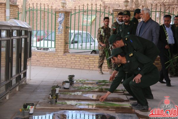  عصر امروز با حضور جانشین فرماندهی سپاه رفسنجان ، جمعی از پاسدارن و بسیجیان حوزه مقاومت بسیج حضرت رسول (ص) قبور مطهر شهدای روستای خلیل آباد رفسنجان گلباران شد.