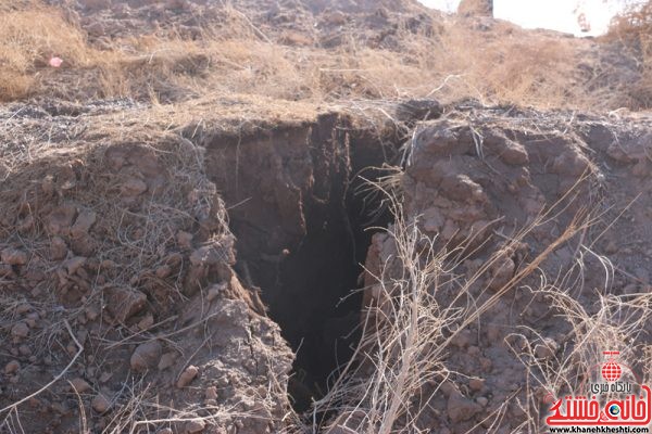 شکاف زمین بعد از بارندگی های اخیر در روستای ناصریه