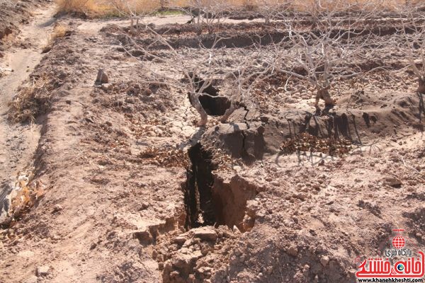 شکاف زمین بعد از بارندگی های اخیر در روستای ناصریه