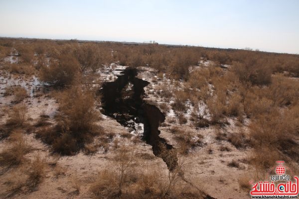 شکاف زمین بعد از بارندگی های اخیر در روستای ناصریه