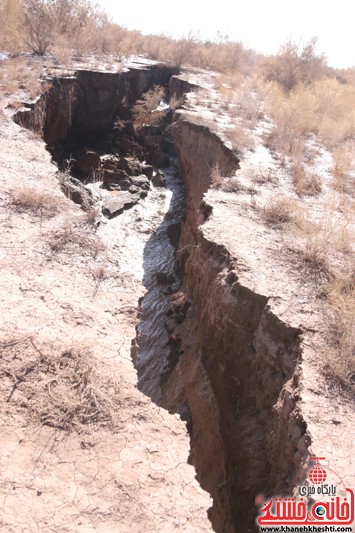شکاف زمین بعد از بارندگی های اخیر در روستای ناصریه