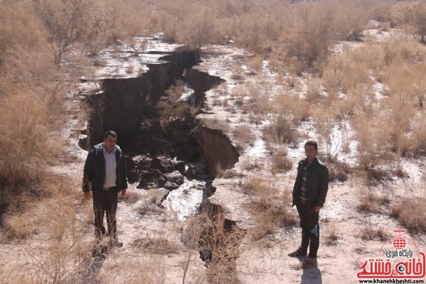 شکاف زمین بعد از بارندگی های اخیر در روستای ناصریه