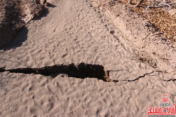 شکاف زمین بعد از بارندگی های اخیر در روستای ناصریه در کنار تلمبه موسوم به برادران 