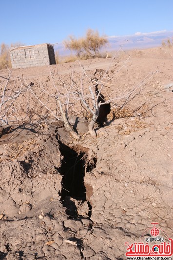 شکاف زمین بعد از بارندگی های اخیر در روستای ناصریه