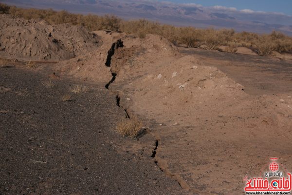 شکاف زمین بعد از بارندگی های اخیر در روستای ناصریه در کنار تلمبه موسوم به برادران 