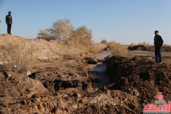 شکاف زمین بعد از بارندگی های اخیر در روستای ناصریه در کنار تلمبه موسوم به برادران 