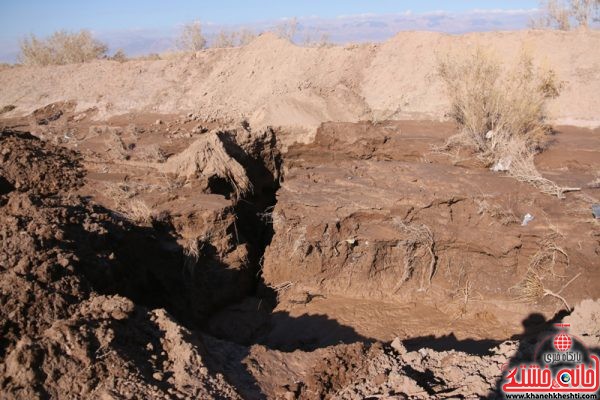 شکاف زمین بعد از بارندگی های اخیر در روستای ناصریه در کنار تلمبه موسوم به برادران 