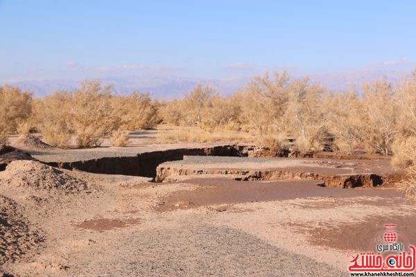 شکاف زمین بعد از بارندگی های اخیر در روستای ناصریه در کنار تلمبه موسوم به برادران 