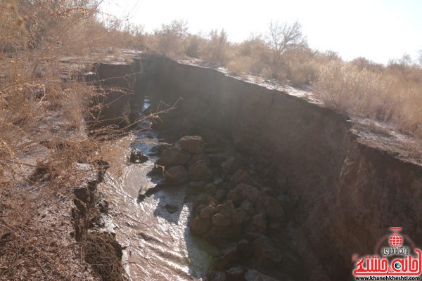 شکاف زمین بعد از بارندگی های اخیر در روستای ناصریه در کنار تلمبه موسوم به برادران 