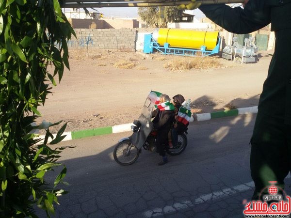 همراهی مردم با خودروی حامل پیکر مطهر شهدای گمنام و شهید عبداللهی در مسیر حرکت به سمت میدان ازادی 