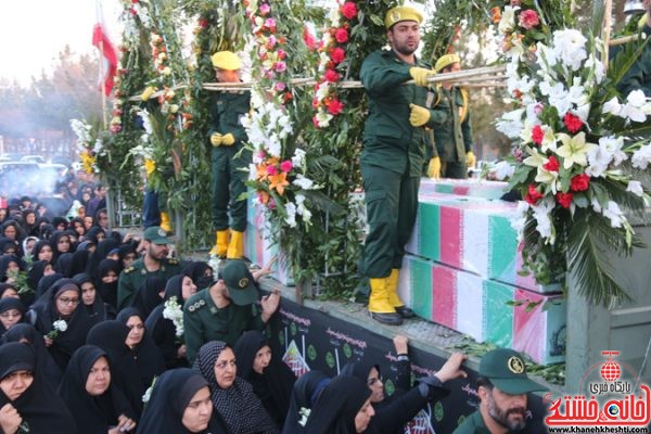 حضور بانوان در در مراسم استقبال از شهدا در رفسنجان