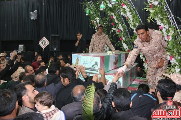 وداع مردم با پیکرهای شهدای گمنام و شهید غواص در حسینیه ثارالله