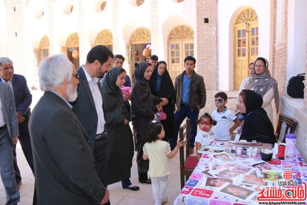 بازدید فرماندار و نماینده رفسنجان از خانه خشتی مجموعه حاج اقا علی بزرکترین خانه خشتی جهان در رفسنجان