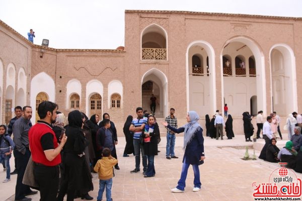 بازدید کنندگان و مهمان های نوروزی از بزرگترین خانه خشتی جهان خانه حاج آقا علی در قاسم آباد رفسنجان نوروز1396