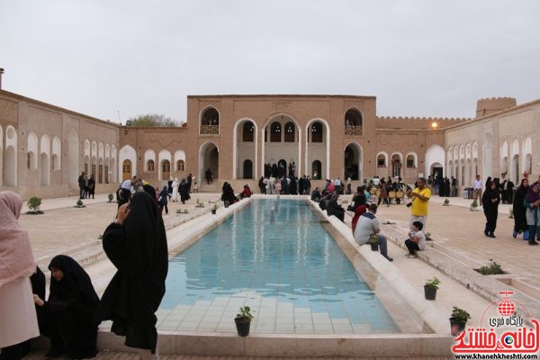 بازدید کنندگان و مهمان های نوروزی از بزرگترین خانه خشتی جهان خانه حاج آقا علی در قاسم آباد رفسنجان نوروز1396