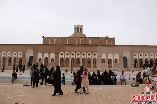 بازدید کنندگان و مهمان های نوروزی از بزرگترین خانه خشتی جهان خانه حاج آقا علی در قاسم آباد رفسنجان نوروز1396