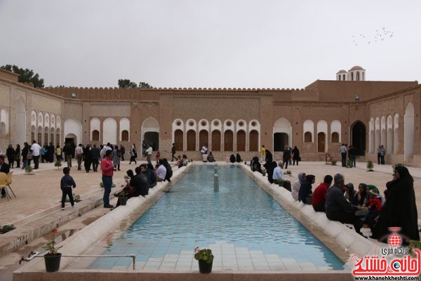 بازدید کنندگان و مهمان های نوروزی از بزرگترین خانه خشتی جهان خانه حاج آقا علی در قاسم آباد رفسنجان نوروز1396