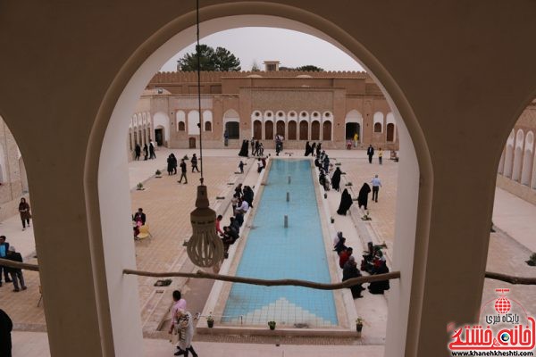 بازدید کنندگان و مهمان های نوروزی از بزرگترین خانه خشتی جهان خانه حاج آقا علی در قاسم آباد رفسنجان نوروز1396