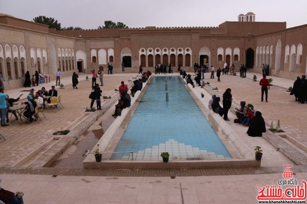 بازدید کنندگان و مهمان های نوروزی از بزرگترین خانه خشتی جهان خانه حاج آقا علی در قاسم آباد رفسنجان نوروز1396