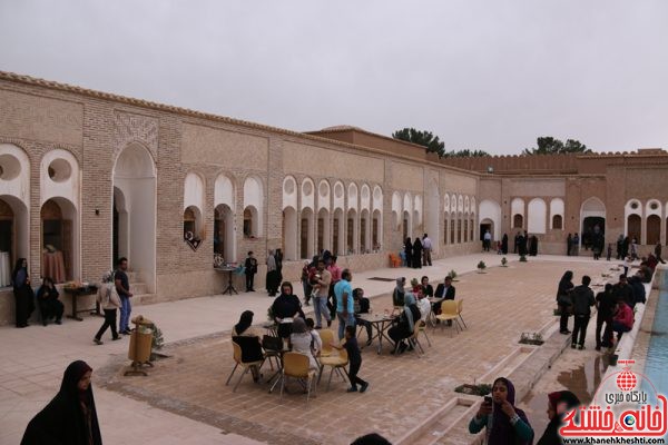 بازدید کنندگان و مهمان های نوروزی از بزرگترین خانه خشتی جهان خانه حاج آقا علی در قاسم آباد رفسنجان نوروز1396