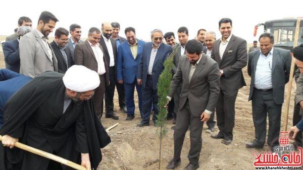 غرس نهال در پارک جنگلی توسط مسئولین شهرستان رفسنجان در حاشیه افتتاحیه پارک جنگلی ضلع غربی آرامستان که به همت شهرداری رفسنجان امده شده