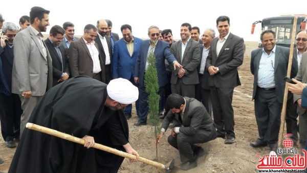 غرس نهال در پارک جنگلی توسط مسئولین شهرستان رفسنجان در حاشیه افتتاحیه پارک جنگلی ضلع غربی آرامستان که به همت شهرداری رفسنجان امده شدهغرس نهال در پارک جنگلی توسط مسئولین شهرستان رفسنجان در حاشیه افتتاحیه پارک جنگلی ضلع غربی آرامستان که به همت شهرداری رفسنجان امده شده