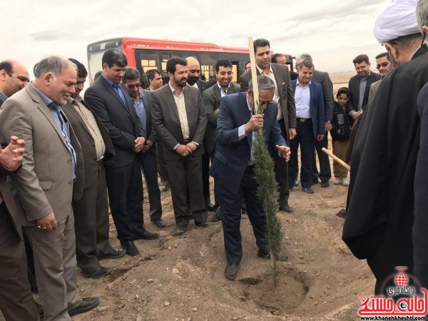 غرس نهال در پارک جنگلی توسط مسئولین شهرستان رفسنجان در حاشیه افتتاحیه پارک جنگلی ضلع غربی آرامستان که به همت شهرداری رفسنجان امده شده