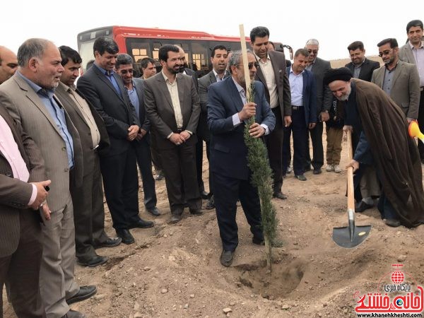 غرس نهال در پارک جنگلی توسط مسئولین شهرستان رفسنجان در حاشیه افتتاحیه پارک جنگلی ضلع غربی آرامستان که به همت شهرداری رفسنجان امده شده