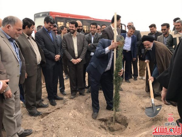 غرس نهال در پارک جنگلی توسط مسئولین شهرستان رفسنجان در حاشیه افتتاحیه پارک جنگلی ضلع غربی آرامستان که به همت شهرداری رفسنجان امده شده