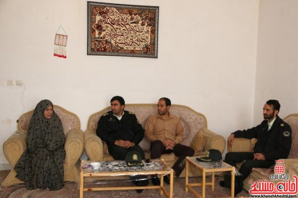 دیدار مسئولین با خانواده شهید محمود پورزکیخانی از شهدای نیروی انتظامی رفسنجان