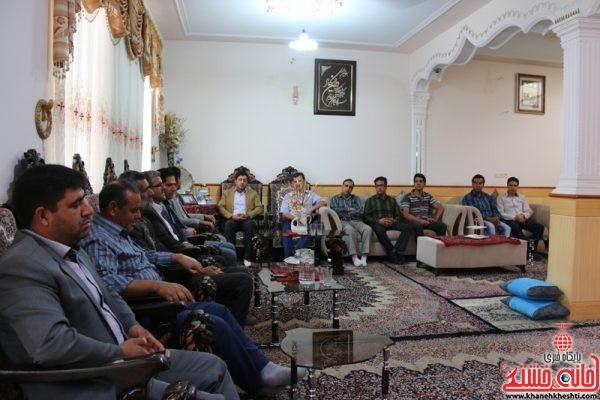 دیدار صمیمی دانشجویان دانشگاه کار رفسنجان با حسین محمدی نسب جانباز 70 درصد رفسنجانی در منزل ایشان