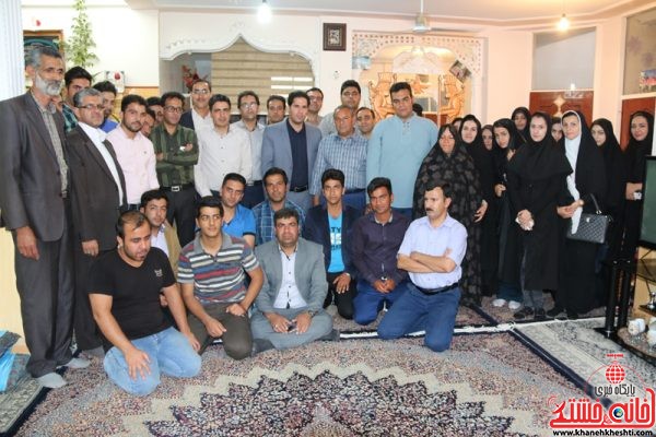 عکس یادگاری دانشجویان و رئیس و معاونین دانشگاه کار رفسنجان با حسین محمدی نسب جانباز 70 درصد رفسنجانی