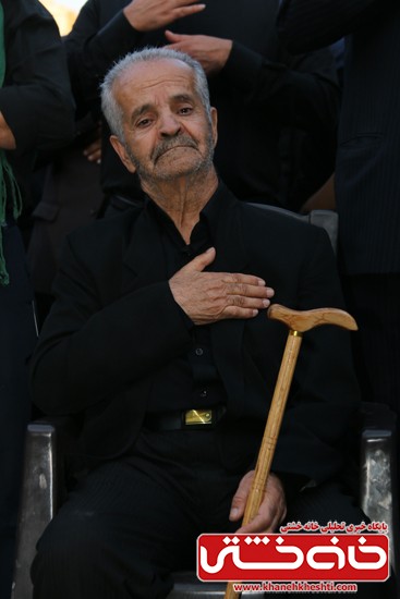 سید احمد حسینی پیر غلام امام حسین و سر هیئت علی آباد رفسنجان در مراسم تجمع هیئت های عزاداری در میدان ابراهیم رفسنجان