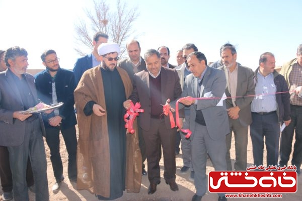 افتتاح طرح آبیاری تحت فشار (قطره ای) در روستای ده شفیع از موقوفات هلال احمر با سرمایه گزاری 4/068 در سطح 39 هکتار