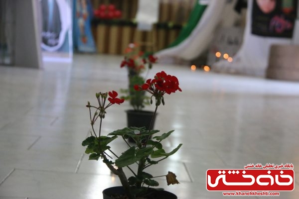 نمایشگاه مدرسه انقلاب در دبیرستان دخترانه فرزانگان دوره اول به همت انجمن های اسلامی دانش اموزان