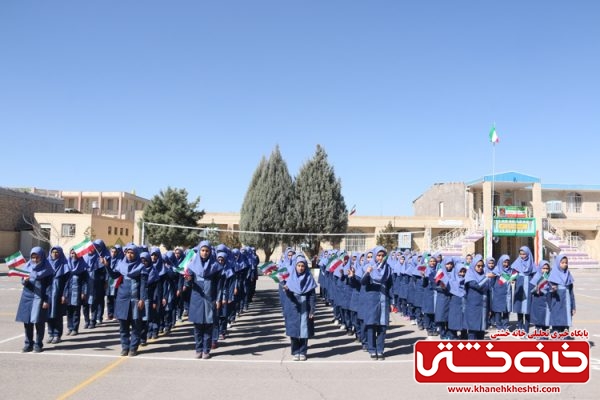 نمایشگاه مدرسه انقلاب در دبیرستان دخترانه فرزانگان دوره اول به همت انجمن های اسلامی دانش اموزان