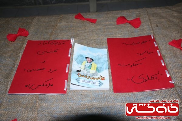 نمایشگاه مدرسه انقلاب در دبیرستان دخترانه فرزانگان دوره اول به همت انجمن های اسلامی دانش اموزان