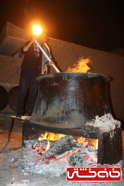 پخت حلیم با طعم عشق به مولا علی(ع) توسط جمعی از جوانان شهرستان رفسنجان در شب شهادت حضرت علی(ع)